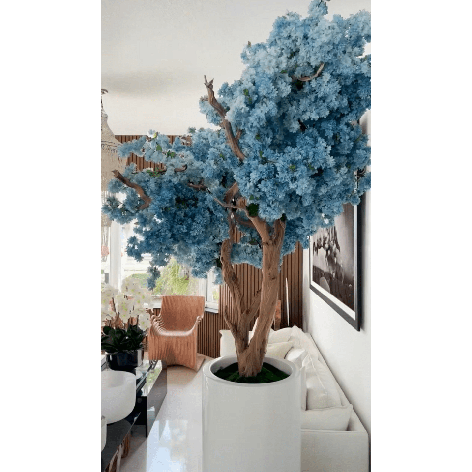 St. Tropez Vase in matte white with blue cherry blossoms The New Garden 